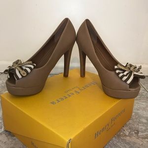 Peep Toe pumps Taupe Nautical Stripe Bow Henry Ferrera 7.5 NIB neutral heels